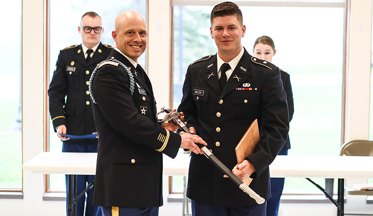 Taruna SRU Army ROTC mendapatkan penghargaan pada upacara penghargaan