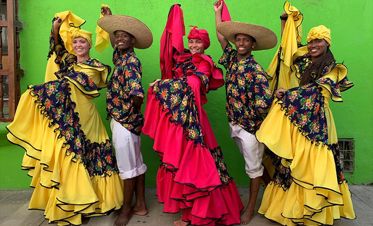 Les étudiants de la SRU apprennent une nouvelle danse lors d’un programme d’études à l’étranger en Colombie