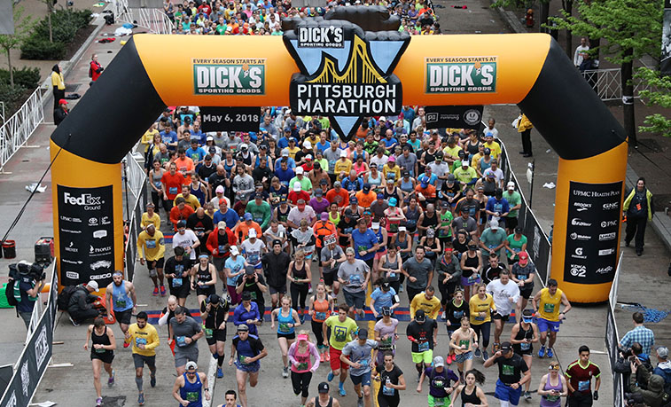 Étudiants et professeurs de la SRU qui courent au marathon de Pittsburgh dans le cadre du «Campus Challenge»