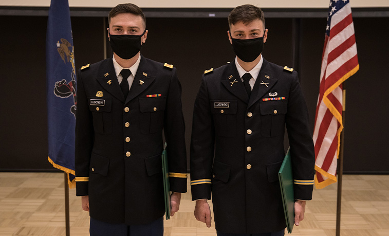 Les frères jumeaux SRU deviennent officiers de l’armée lors de la cérémonie de mise en service