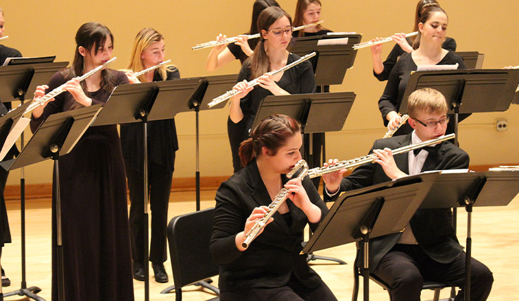 Le studio de flûte de SRU invite les élèves du secondaire à auditionner pour le 7e ensemble annuel de flûte d’honneur