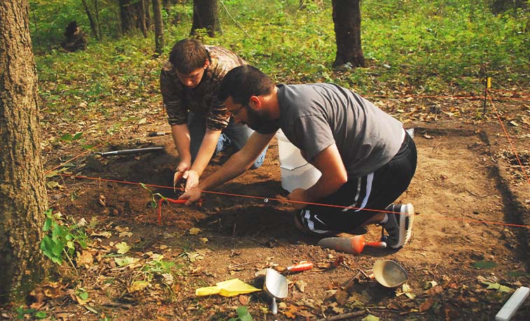Groupe SRU menant des recherches sur un site de fouilles préhistoriques près de Wolf Creek