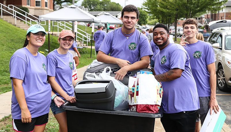 Student's helping with move in
