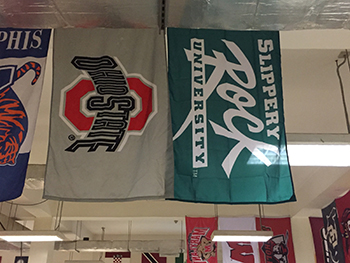 Le drapeau de la Slippery Rock University est suspendu dans la salle à manger de la base militaire