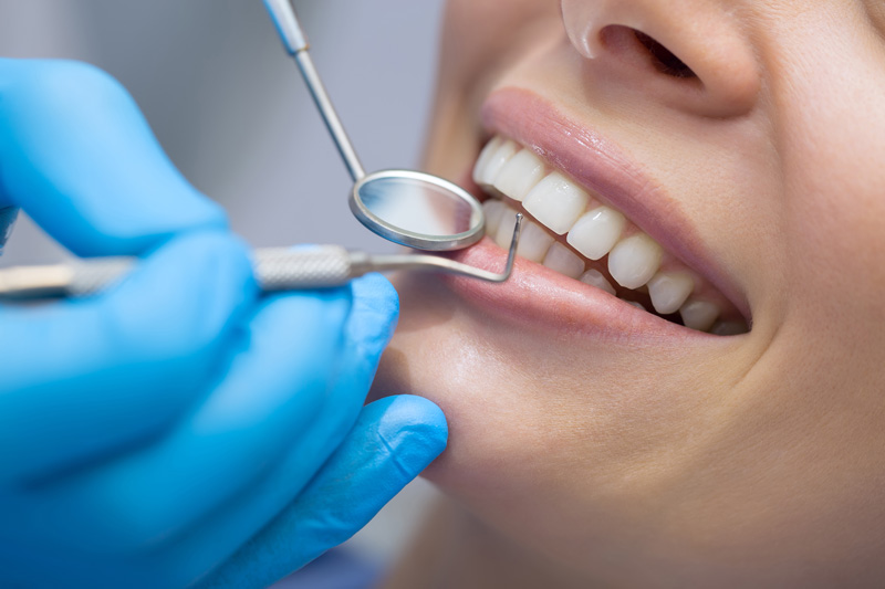 Dents examinées par le dentiste