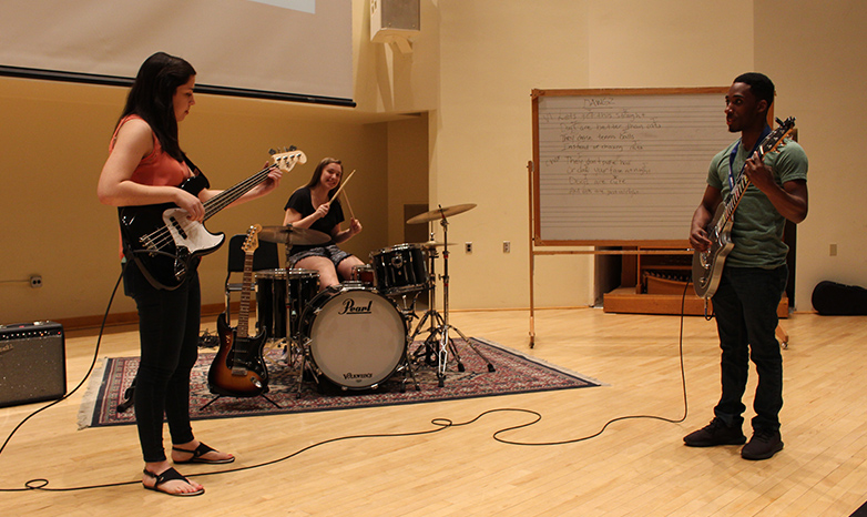 étudiants en pédagogie musicale avec instruments