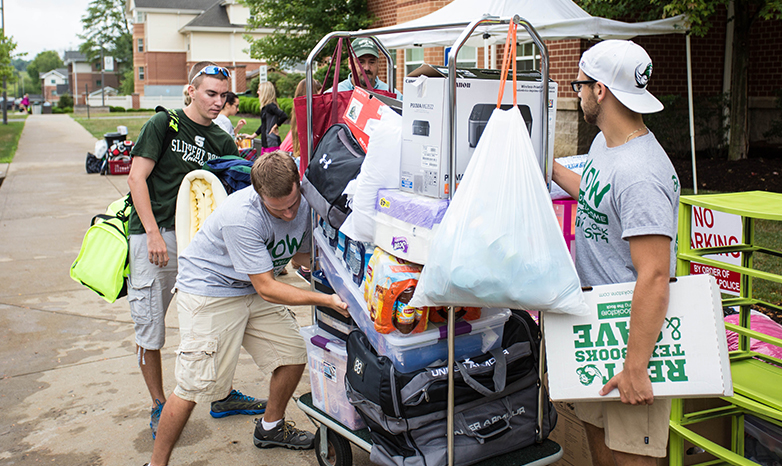 weekend of welcome students helping students move in