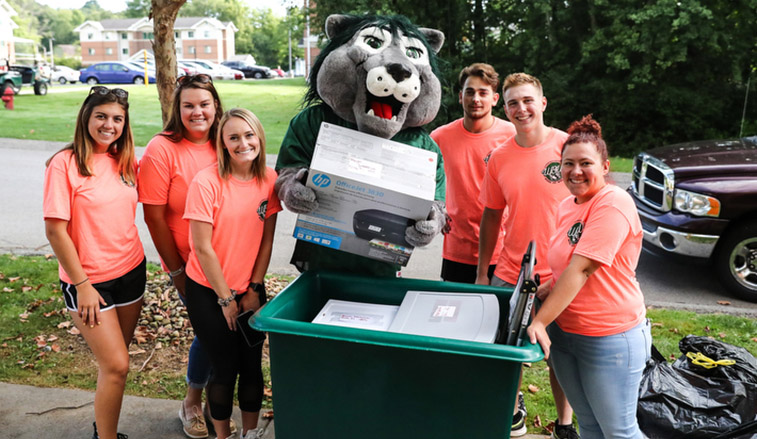 Students help with move in