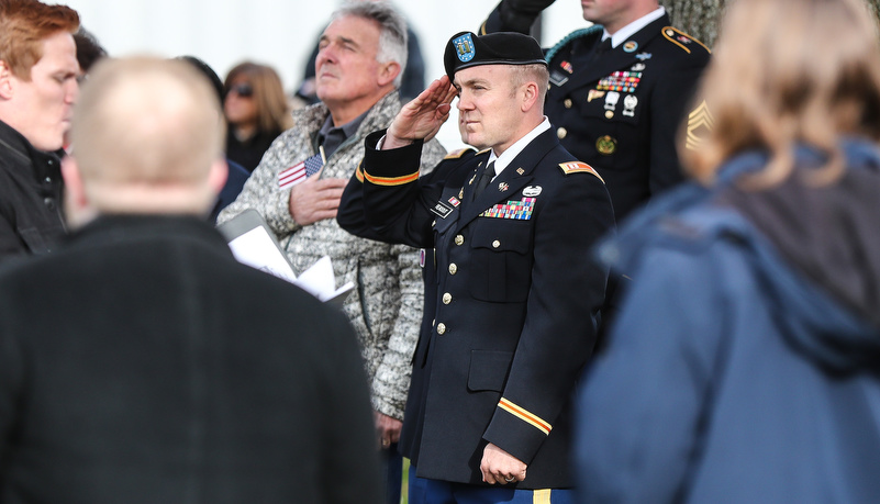 A member of the American army salutes the flag