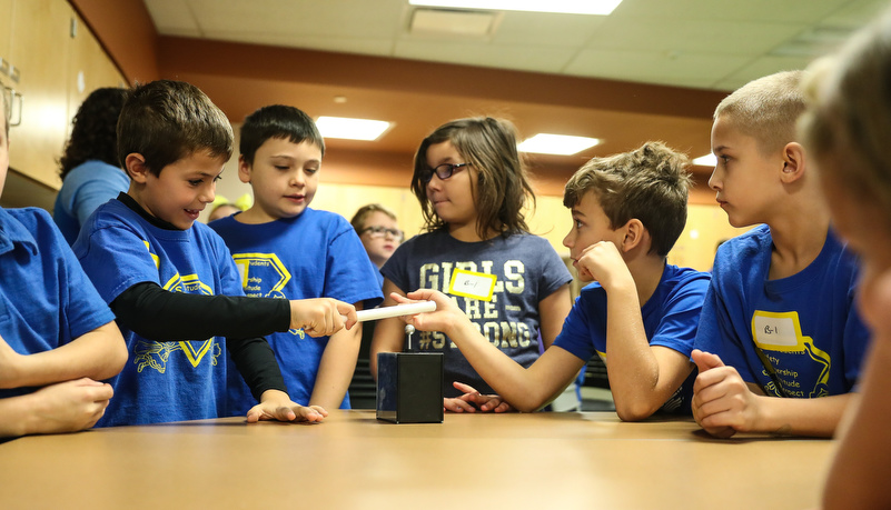 do an experiment about static electricity