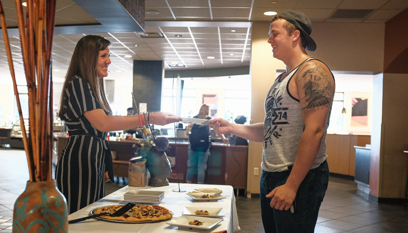 Students eating pizza