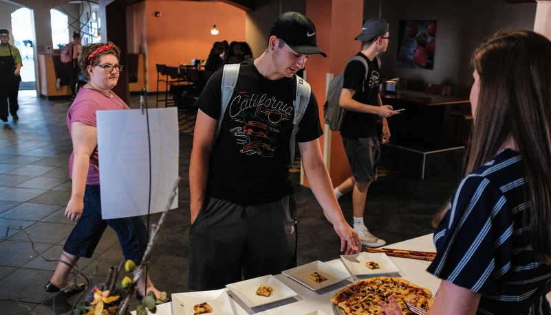 Students eating pizza