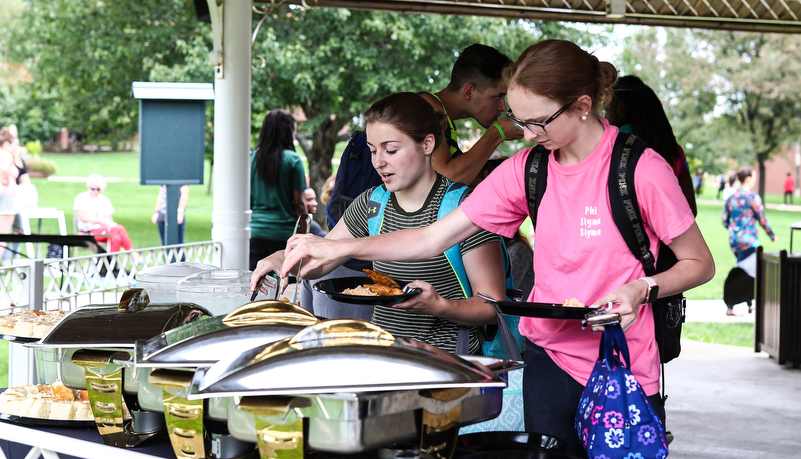 students selecting food