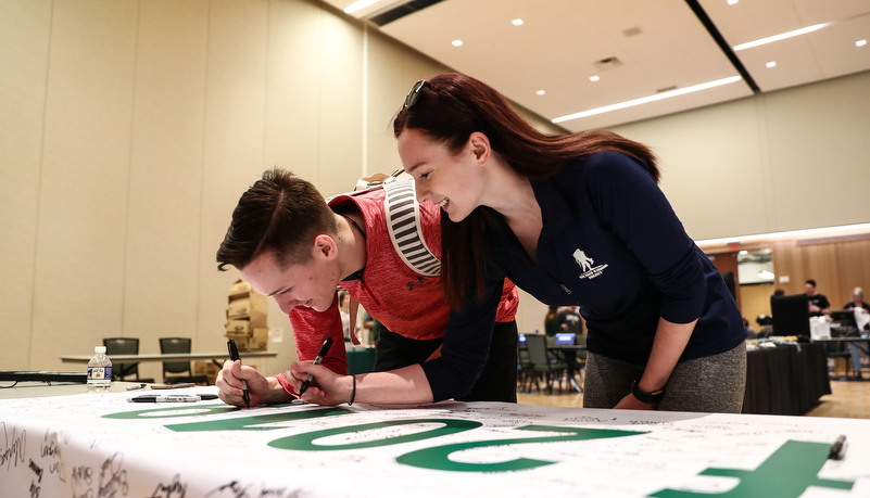 seniors signing a banner