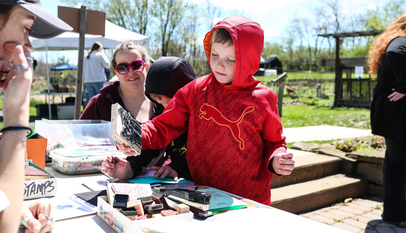 kids making crafts