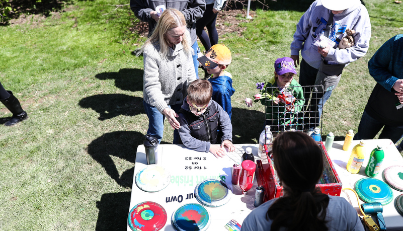 kids making crafts