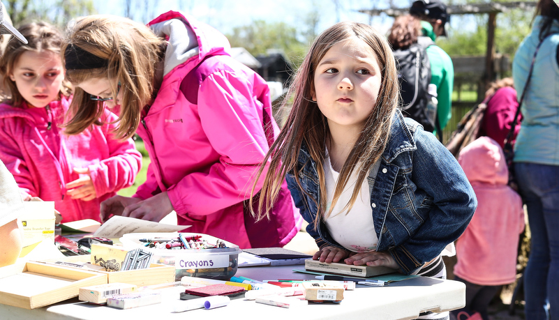 kids making crafts