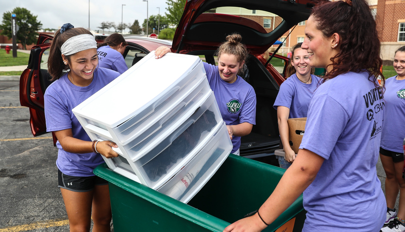 Students helping with move in day