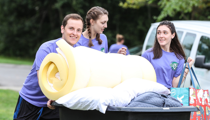 Students helping with move in day