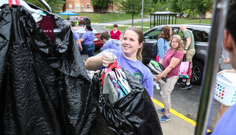 Students helping with move in day