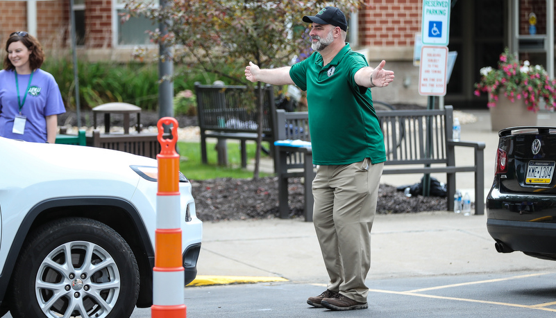 Students helping with move in day