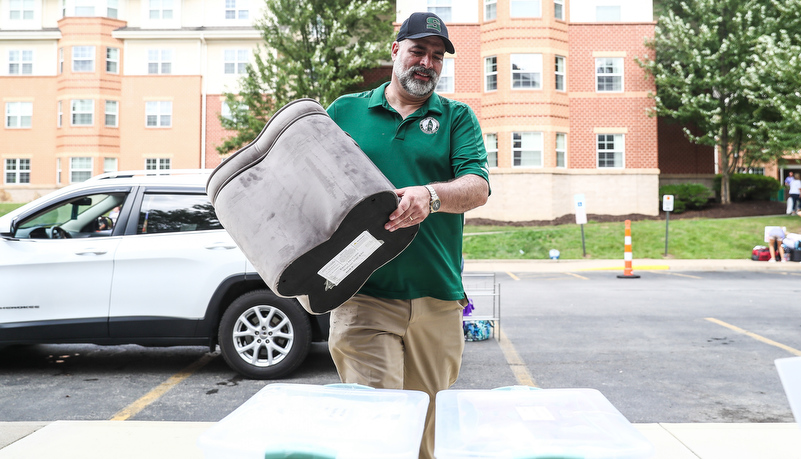 Students helping with move in day