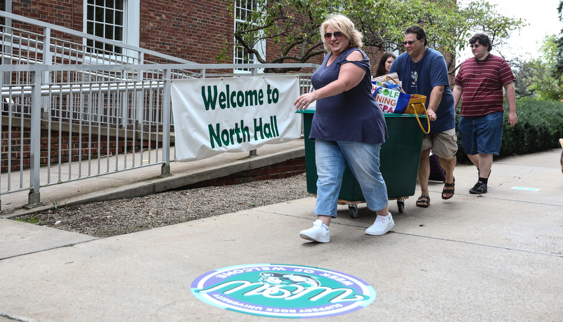 Students helping with move in day