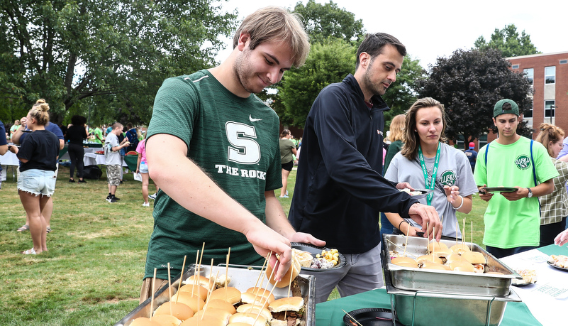 Students grabbing sandwiches