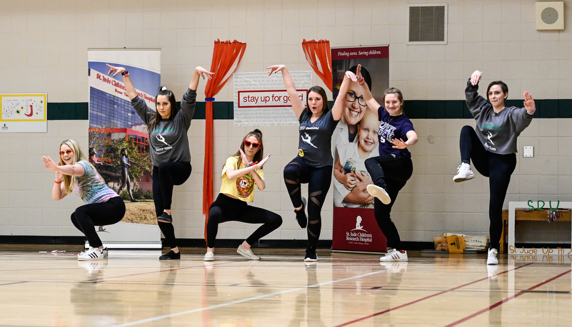 Students play a game trying to put a dance together in 10 minutes