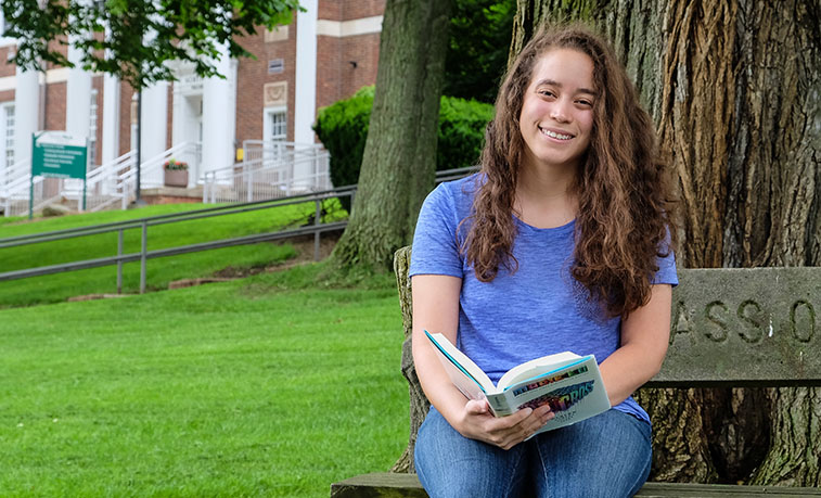 Jasmine Medina reading on campus