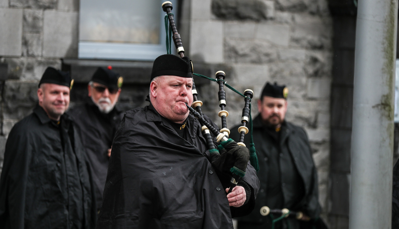 Bag piper gets ready
