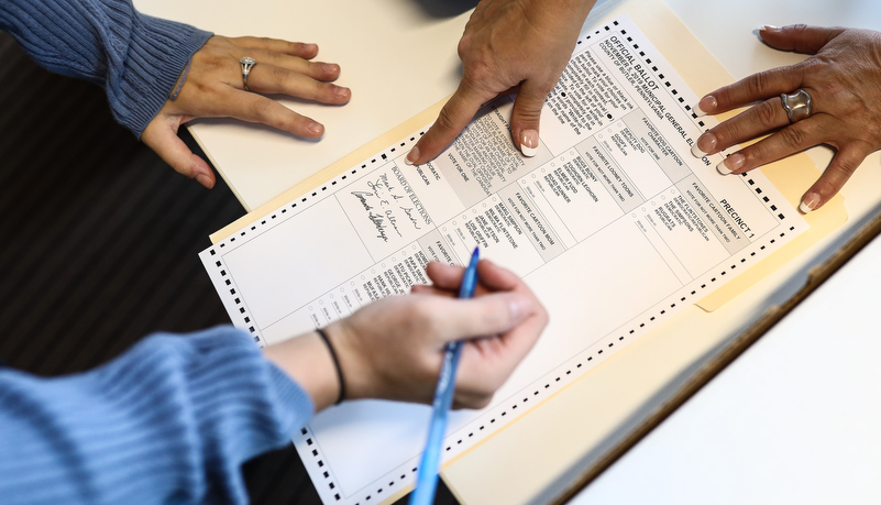 Student usiing the new voting machines