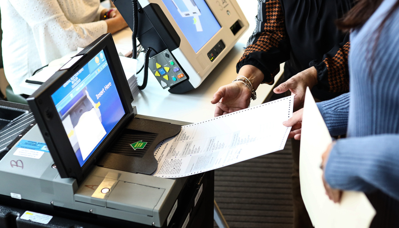 Student usiing the new voting machines