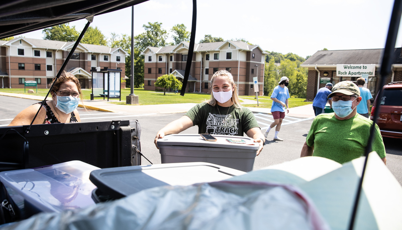 Students moving in