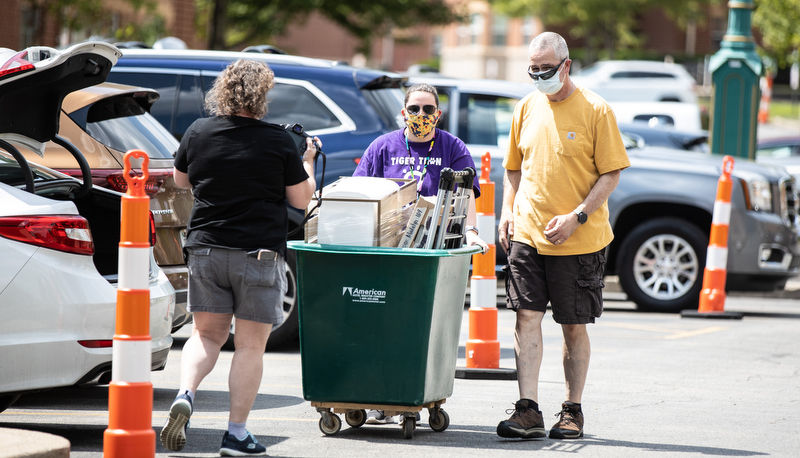 Students moving in