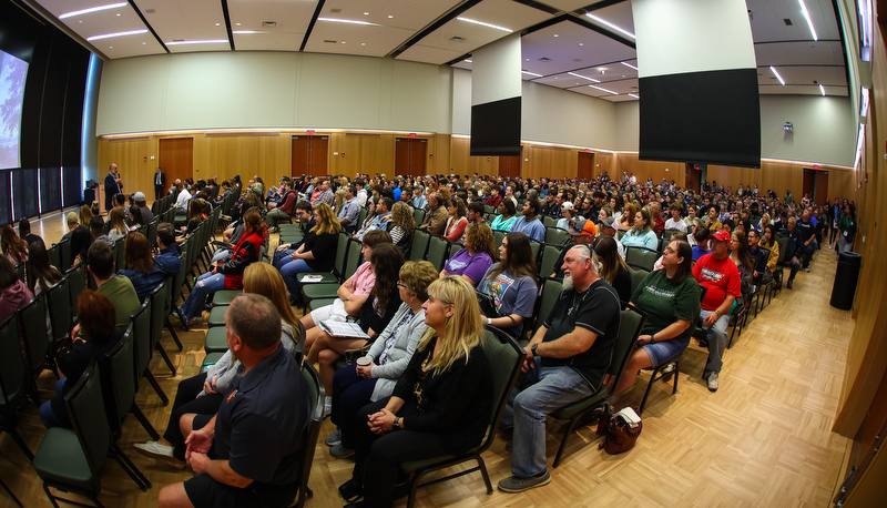 Students visiting SRU