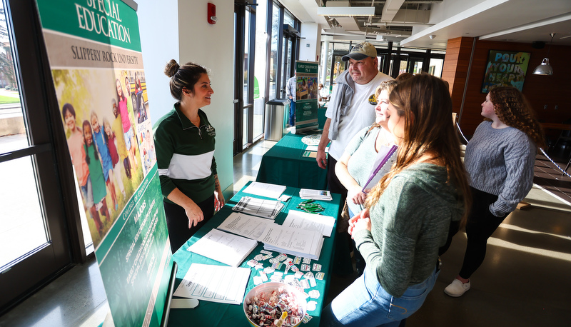 Students visiting SRU