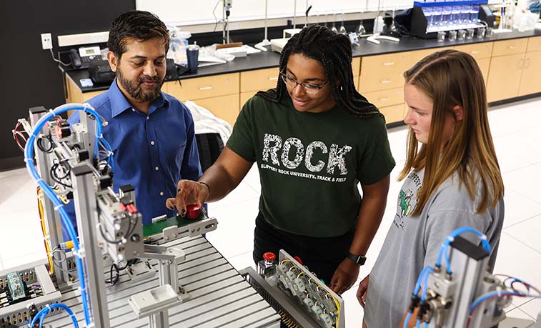 Students in the engineering lab