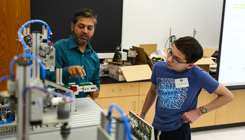 High school students attending engineering day