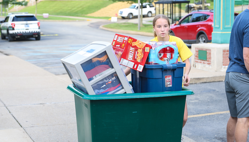 Students moving in