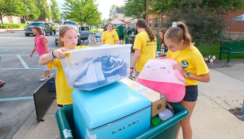 Students moving in