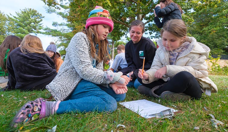 SRU student working with elementary kids