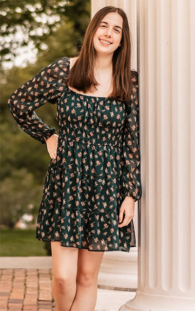 Stefanie Mounts Headshot