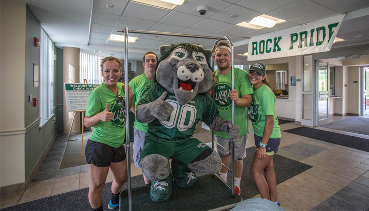 WOW volunteers join Rocky to help students move in