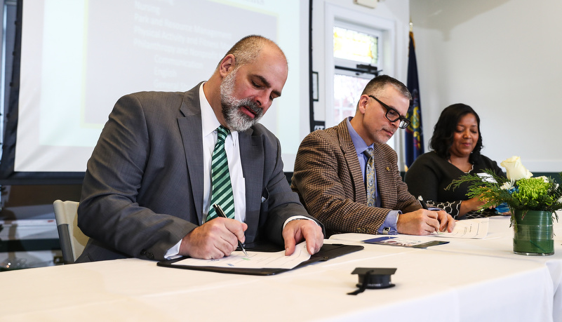 President Behre and President Neuppauer sign agreements
