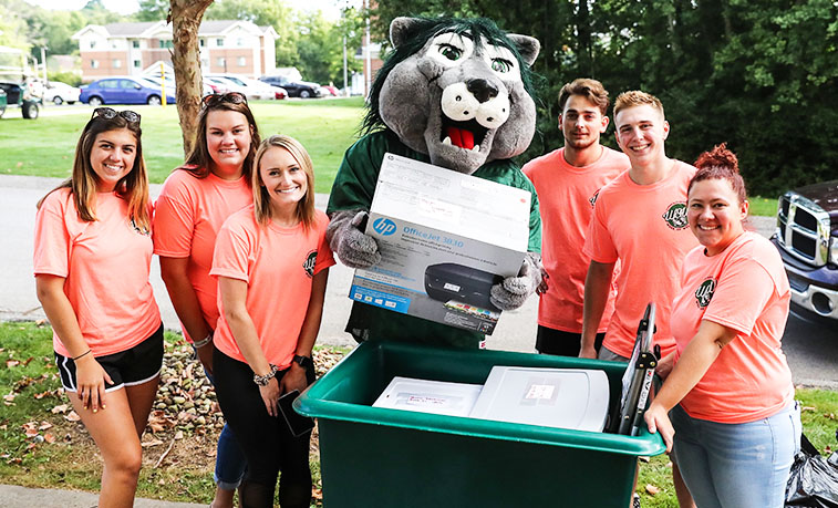 Student volunteers with Rocky during first year move in