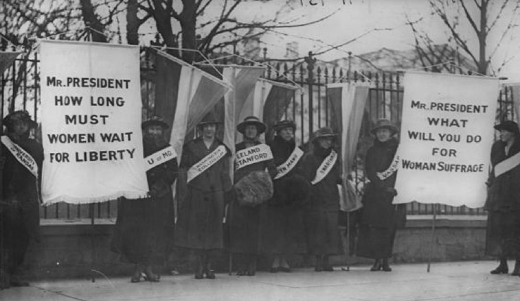 Suffragists protecting in front of the White House